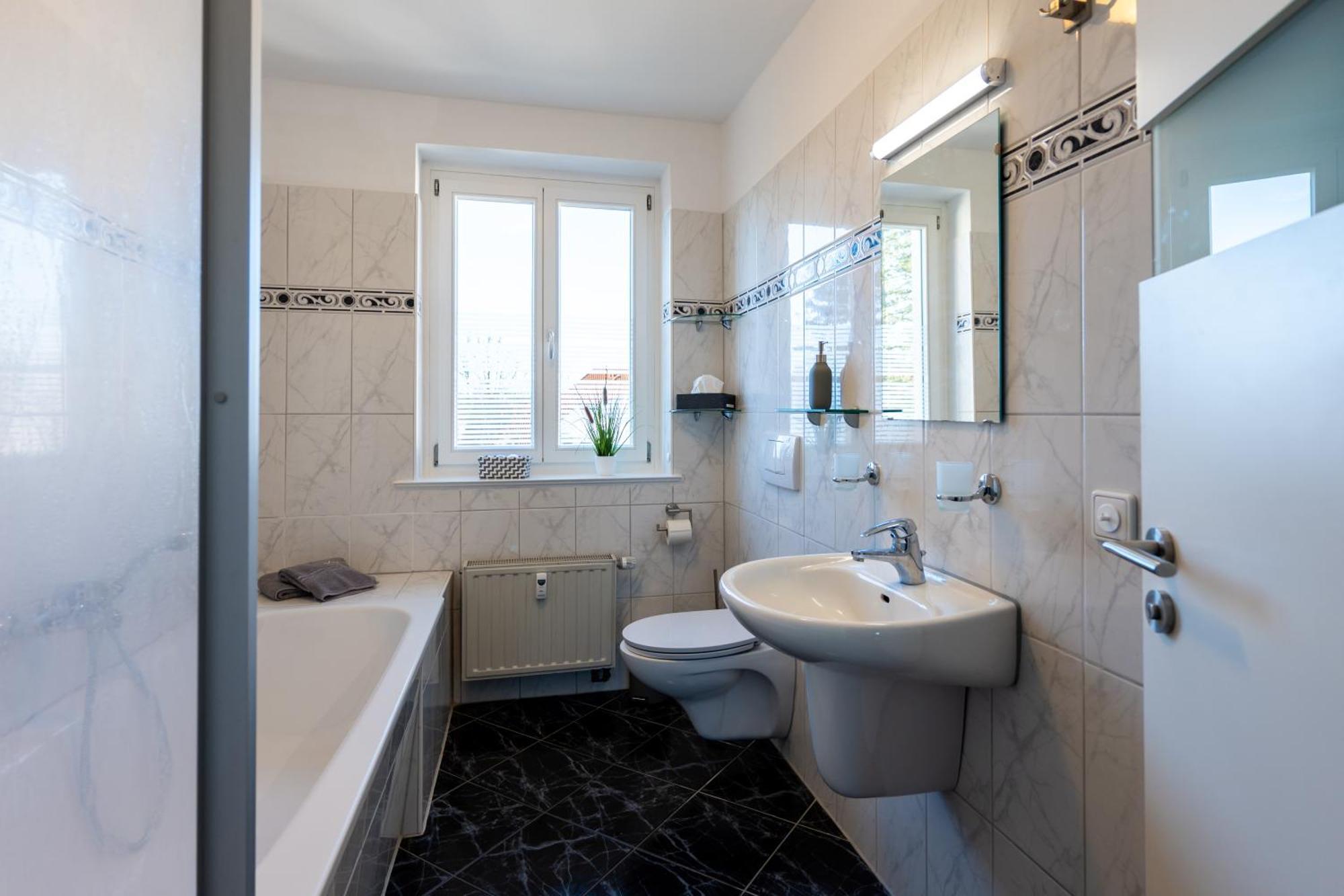 Doppelhaus- Villa Leipzig Schleussig , Moderner Altbau Apartment Dachetage Mit 2 Schlafzimmern Und Separatem Zusatzzimmer , Parkplatz - Balkon - Kamin - Eicheparkett - Arbeitsplatz Luaran gambar