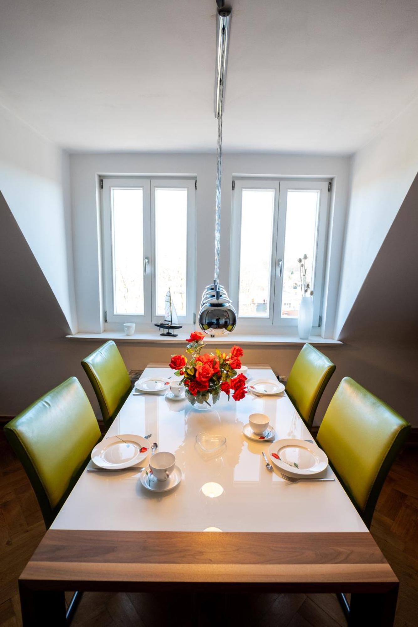 Doppelhaus- Villa Leipzig Schleussig , Moderner Altbau Apartment Dachetage Mit 2 Schlafzimmern Und Separatem Zusatzzimmer , Parkplatz - Balkon - Kamin - Eicheparkett - Arbeitsplatz Luaran gambar
