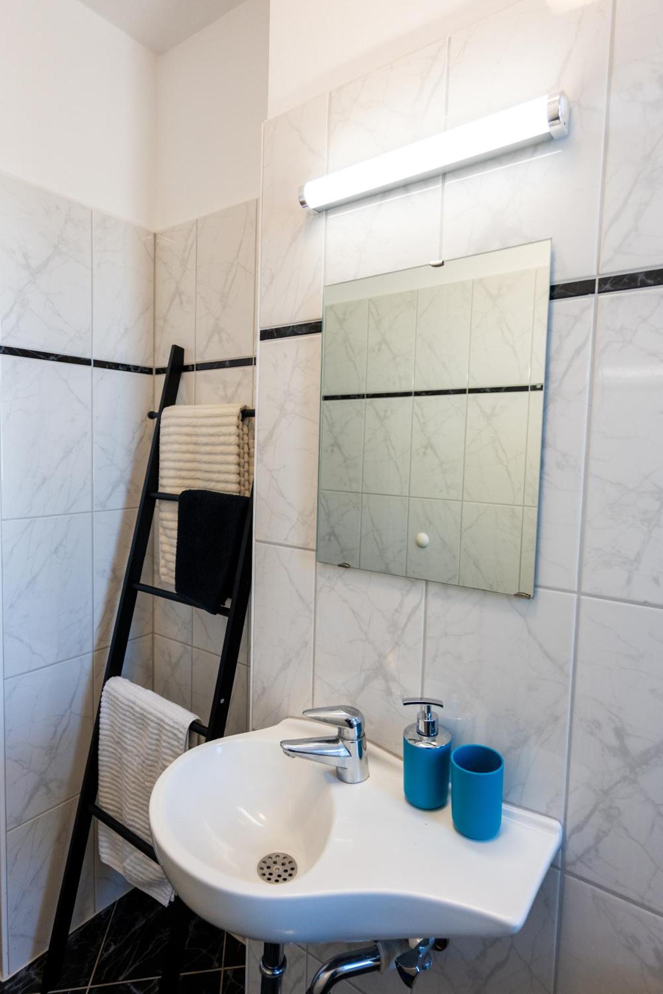 Doppelhaus- Villa Leipzig Schleussig , Moderner Altbau Apartment Dachetage Mit 2 Schlafzimmern Und Separatem Zusatzzimmer , Parkplatz - Balkon - Kamin - Eicheparkett - Arbeitsplatz Luaran gambar
