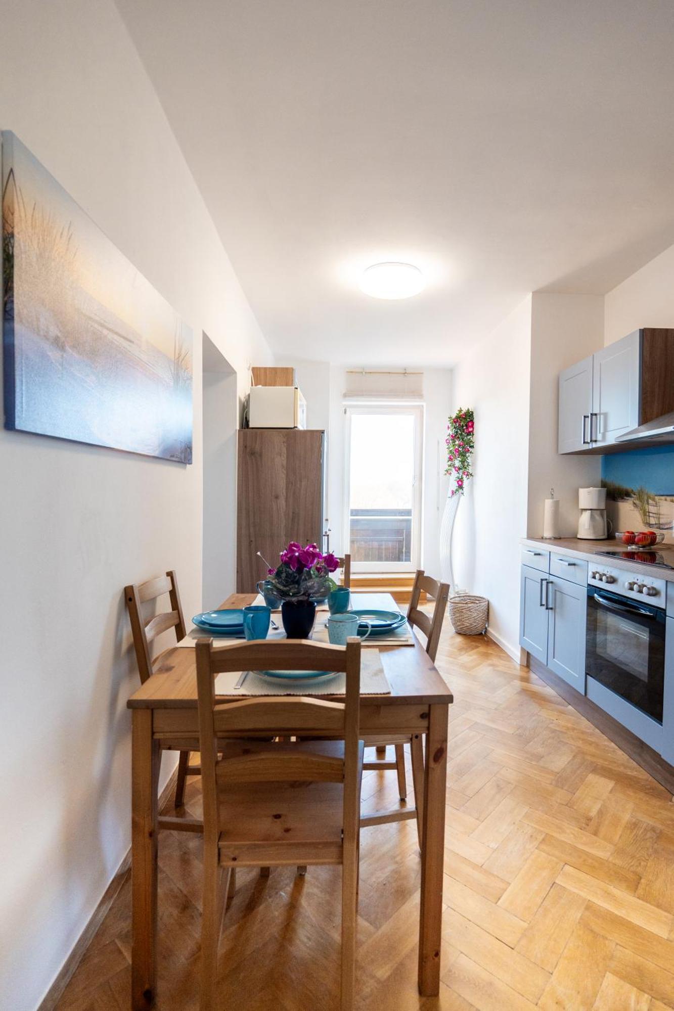 Doppelhaus- Villa Leipzig Schleussig , Moderner Altbau Apartment Dachetage Mit 2 Schlafzimmern Und Separatem Zusatzzimmer , Parkplatz - Balkon - Kamin - Eicheparkett - Arbeitsplatz Luaran gambar