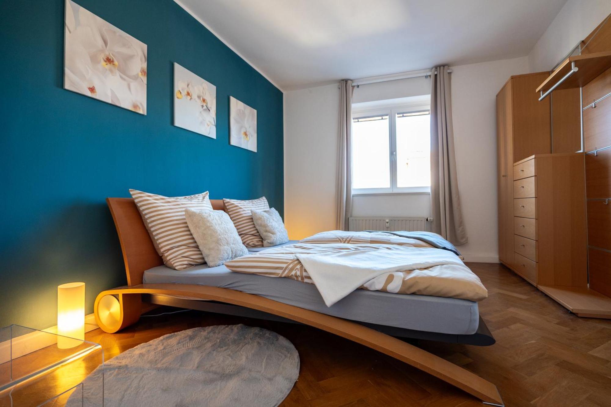 Doppelhaus- Villa Leipzig Schleussig , Moderner Altbau Apartment Dachetage Mit 2 Schlafzimmern Und Separatem Zusatzzimmer , Parkplatz - Balkon - Kamin - Eicheparkett - Arbeitsplatz Luaran gambar