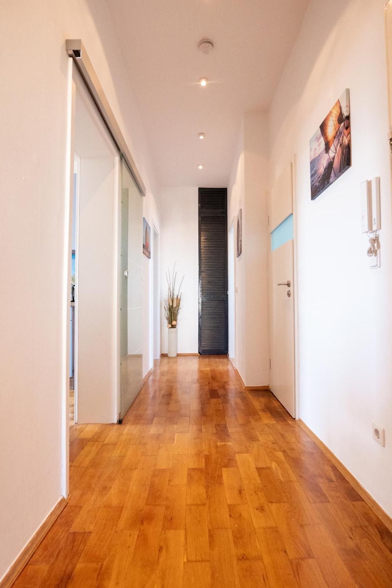 Doppelhaus- Villa Leipzig Schleussig , Moderner Altbau Apartment Dachetage Mit 2 Schlafzimmern Und Separatem Zusatzzimmer , Parkplatz - Balkon - Kamin - Eicheparkett - Arbeitsplatz Luaran gambar