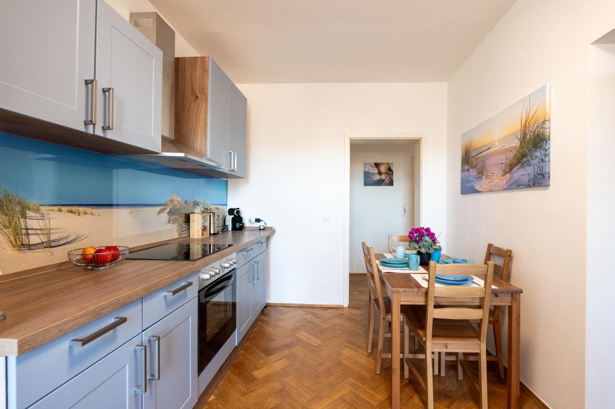 Doppelhaus- Villa Leipzig Schleussig , Moderner Altbau Apartment Dachetage Mit 2 Schlafzimmern Und Separatem Zusatzzimmer , Parkplatz - Balkon - Kamin - Eicheparkett - Arbeitsplatz Luaran gambar