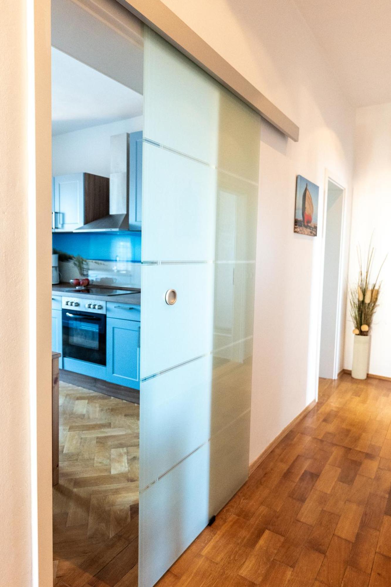 Doppelhaus- Villa Leipzig Schleussig , Moderner Altbau Apartment Dachetage Mit 2 Schlafzimmern Und Separatem Zusatzzimmer , Parkplatz - Balkon - Kamin - Eicheparkett - Arbeitsplatz Luaran gambar