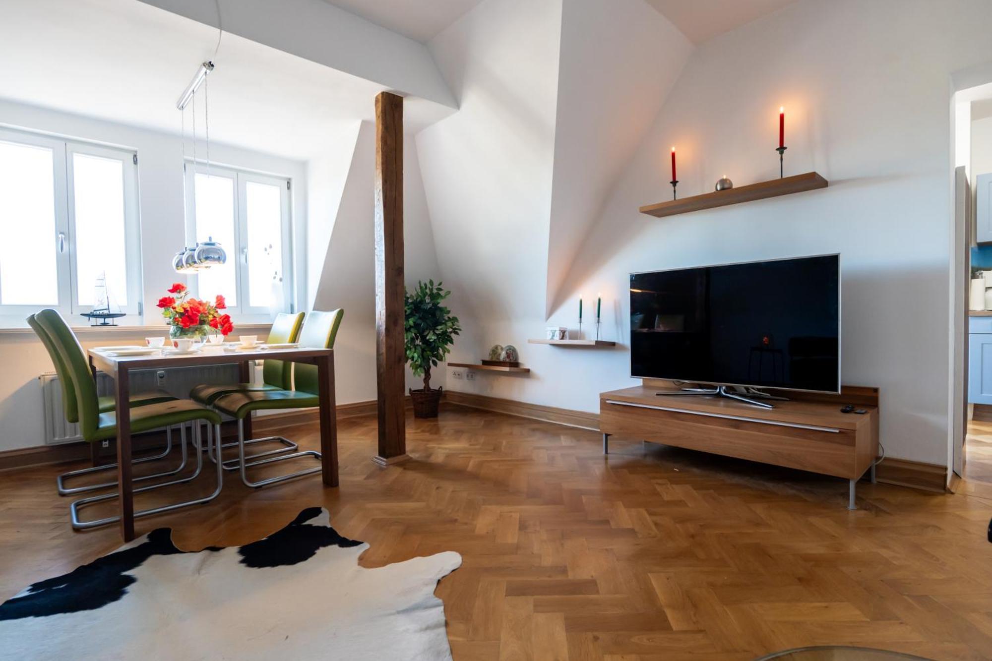 Doppelhaus- Villa Leipzig Schleussig , Moderner Altbau Apartment Dachetage Mit 2 Schlafzimmern Und Separatem Zusatzzimmer , Parkplatz - Balkon - Kamin - Eicheparkett - Arbeitsplatz Luaran gambar