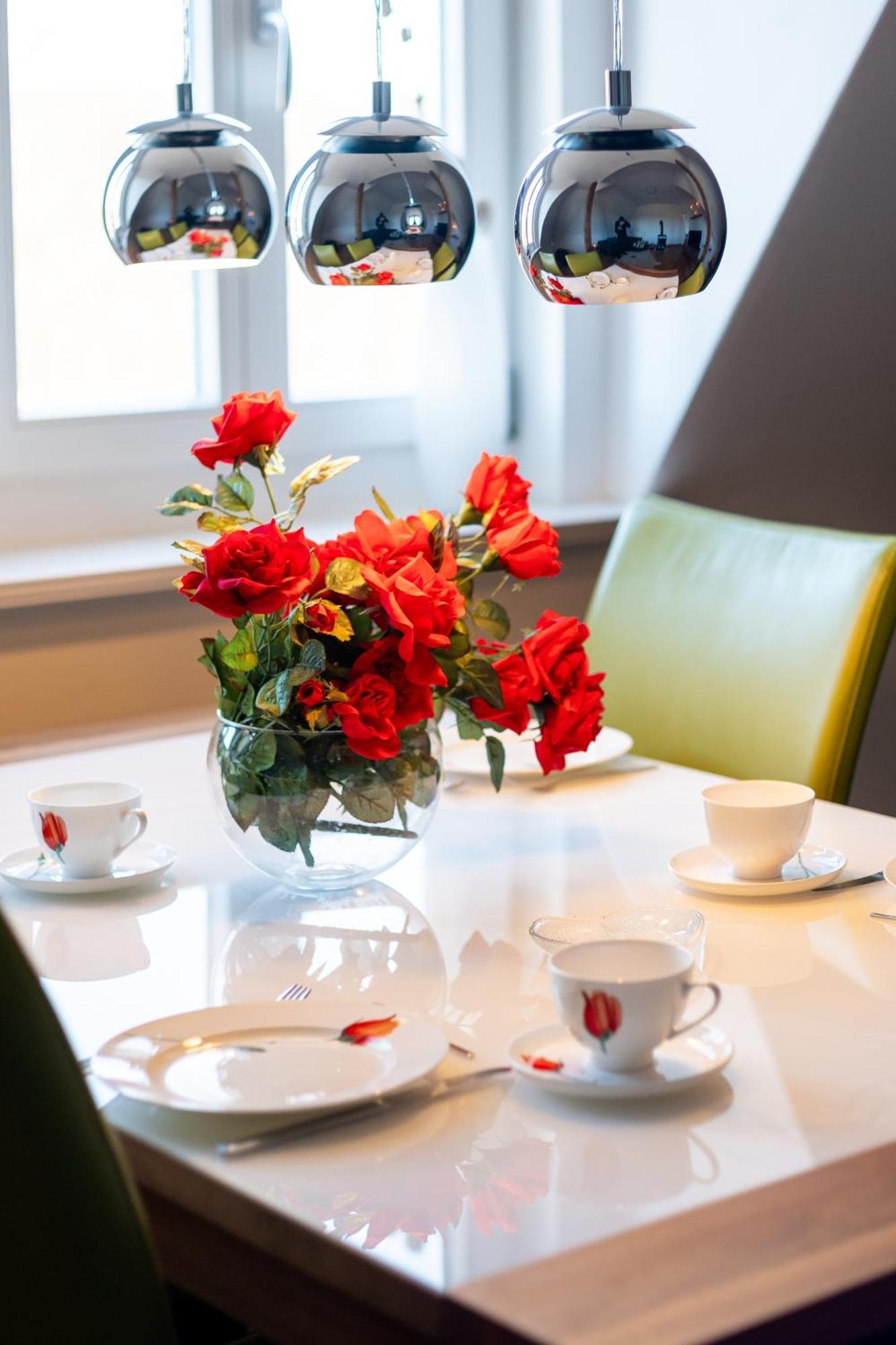Doppelhaus- Villa Leipzig Schleussig , Moderner Altbau Apartment Dachetage Mit 2 Schlafzimmern Und Separatem Zusatzzimmer , Parkplatz - Balkon - Kamin - Eicheparkett - Arbeitsplatz Luaran gambar