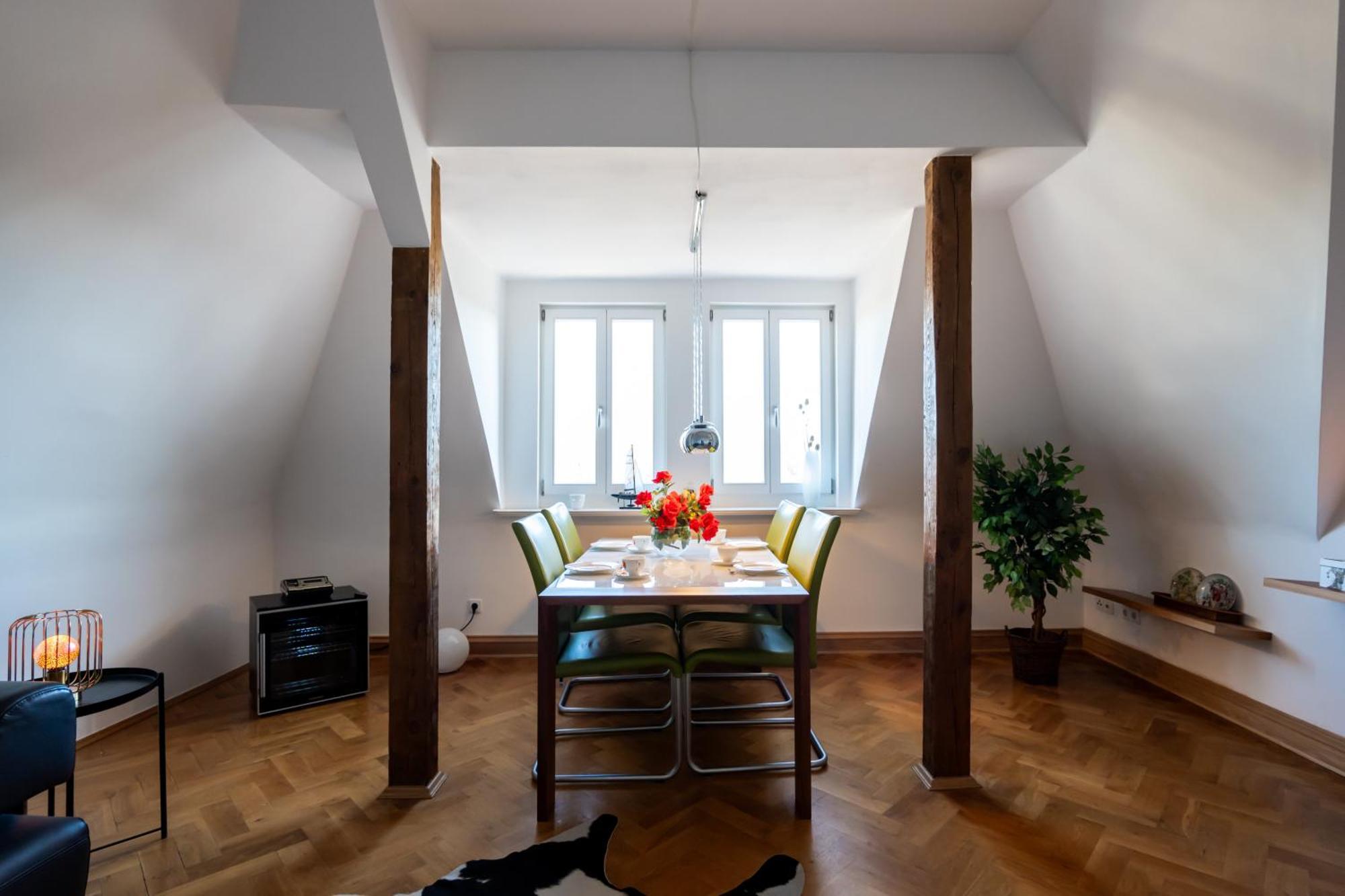 Doppelhaus- Villa Leipzig Schleussig , Moderner Altbau Apartment Dachetage Mit 2 Schlafzimmern Und Separatem Zusatzzimmer , Parkplatz - Balkon - Kamin - Eicheparkett - Arbeitsplatz Luaran gambar