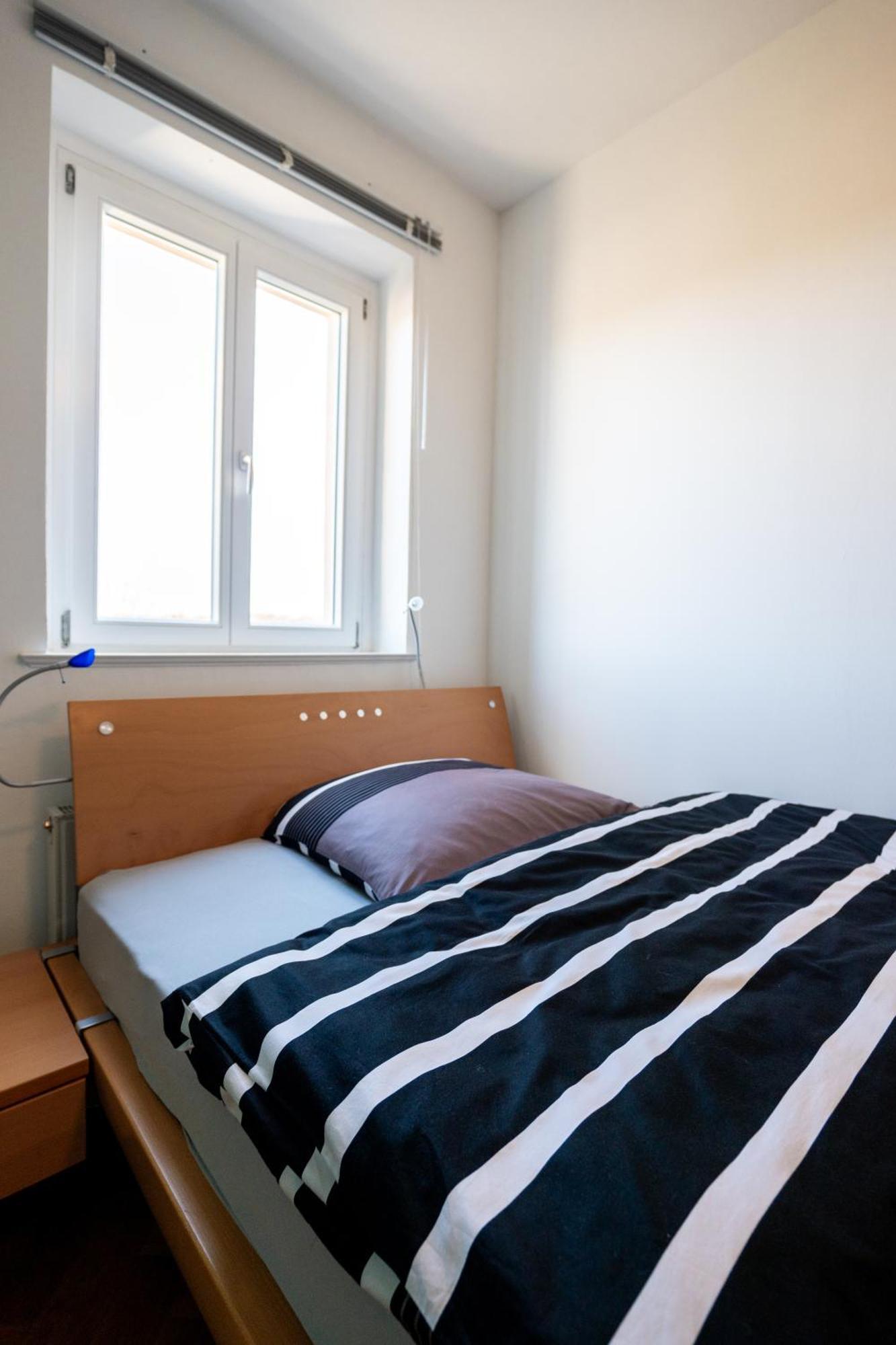 Doppelhaus- Villa Leipzig Schleussig , Moderner Altbau Apartment Dachetage Mit 2 Schlafzimmern Und Separatem Zusatzzimmer , Parkplatz - Balkon - Kamin - Eicheparkett - Arbeitsplatz Luaran gambar