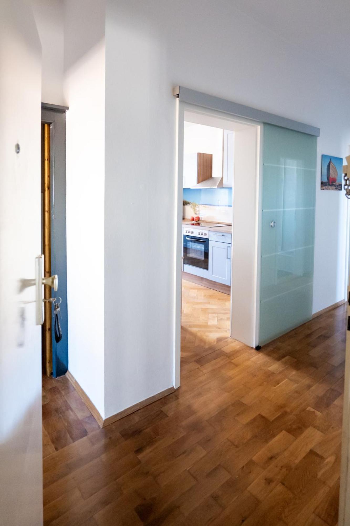 Doppelhaus- Villa Leipzig Schleussig , Moderner Altbau Apartment Dachetage Mit 2 Schlafzimmern Und Separatem Zusatzzimmer , Parkplatz - Balkon - Kamin - Eicheparkett - Arbeitsplatz Luaran gambar