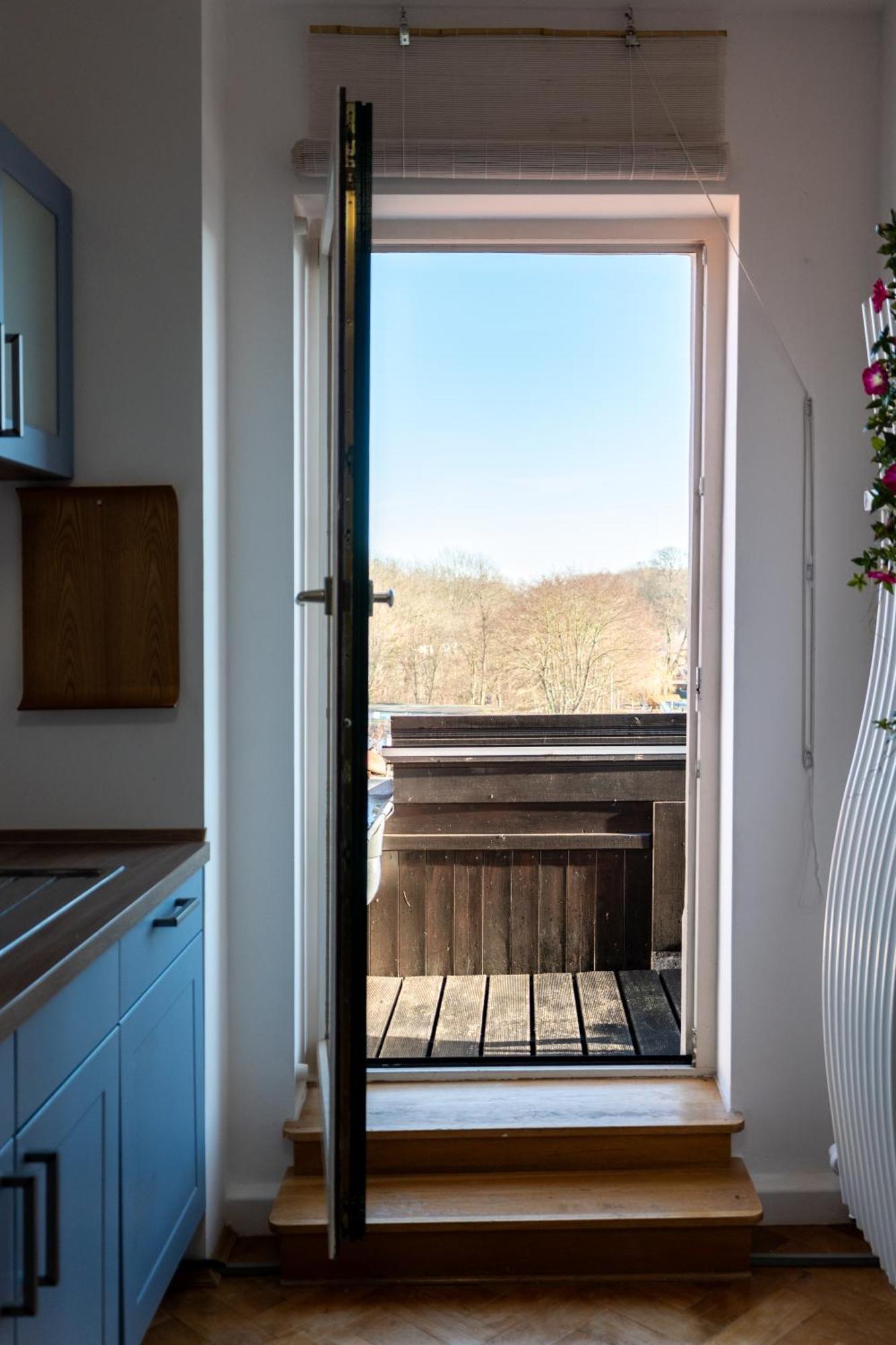 Doppelhaus- Villa Leipzig Schleussig , Moderner Altbau Apartment Dachetage Mit 2 Schlafzimmern Und Separatem Zusatzzimmer , Parkplatz - Balkon - Kamin - Eicheparkett - Arbeitsplatz Luaran gambar