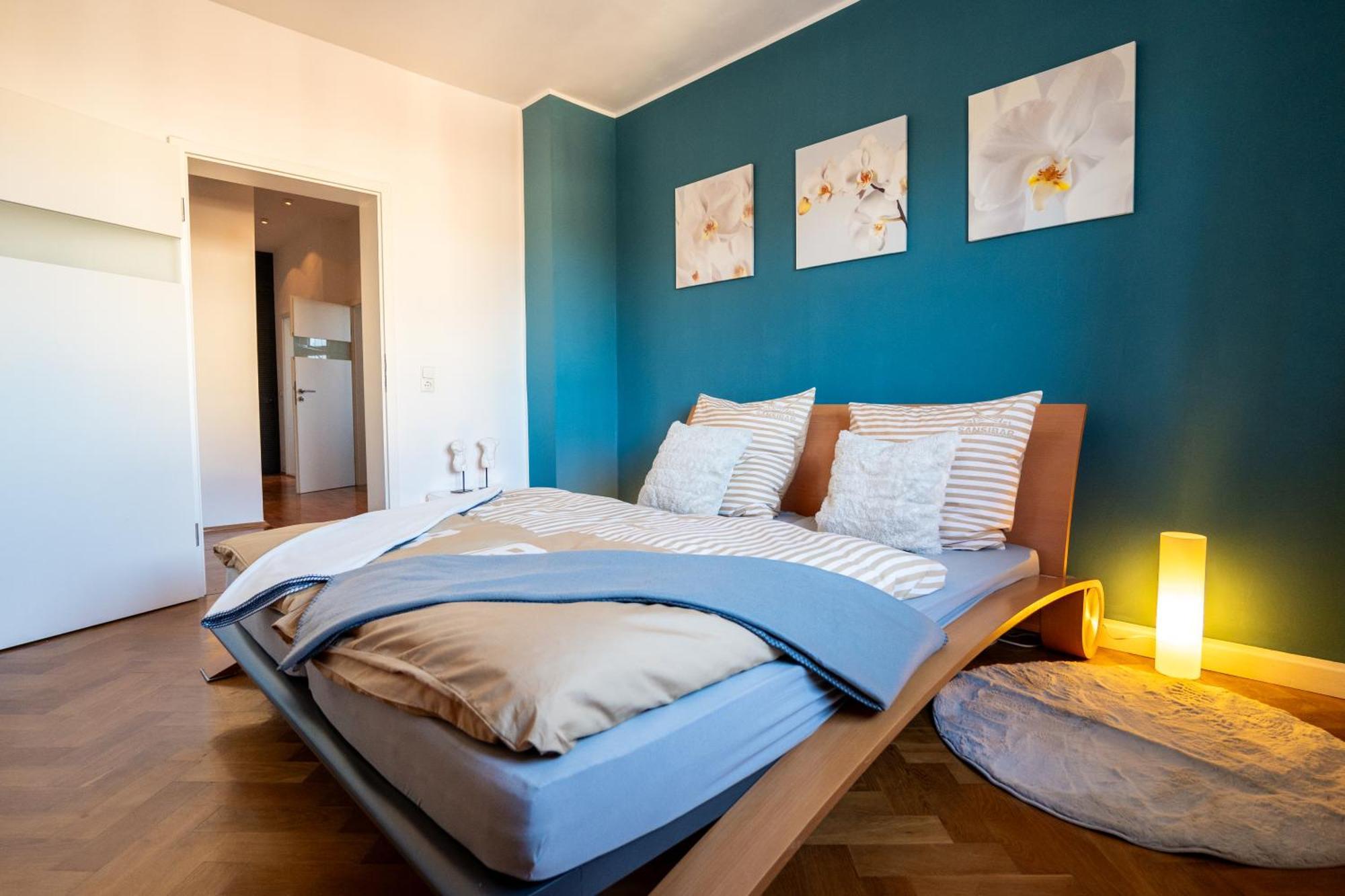Doppelhaus- Villa Leipzig Schleussig , Moderner Altbau Apartment Dachetage Mit 2 Schlafzimmern Und Separatem Zusatzzimmer , Parkplatz - Balkon - Kamin - Eicheparkett - Arbeitsplatz Luaran gambar