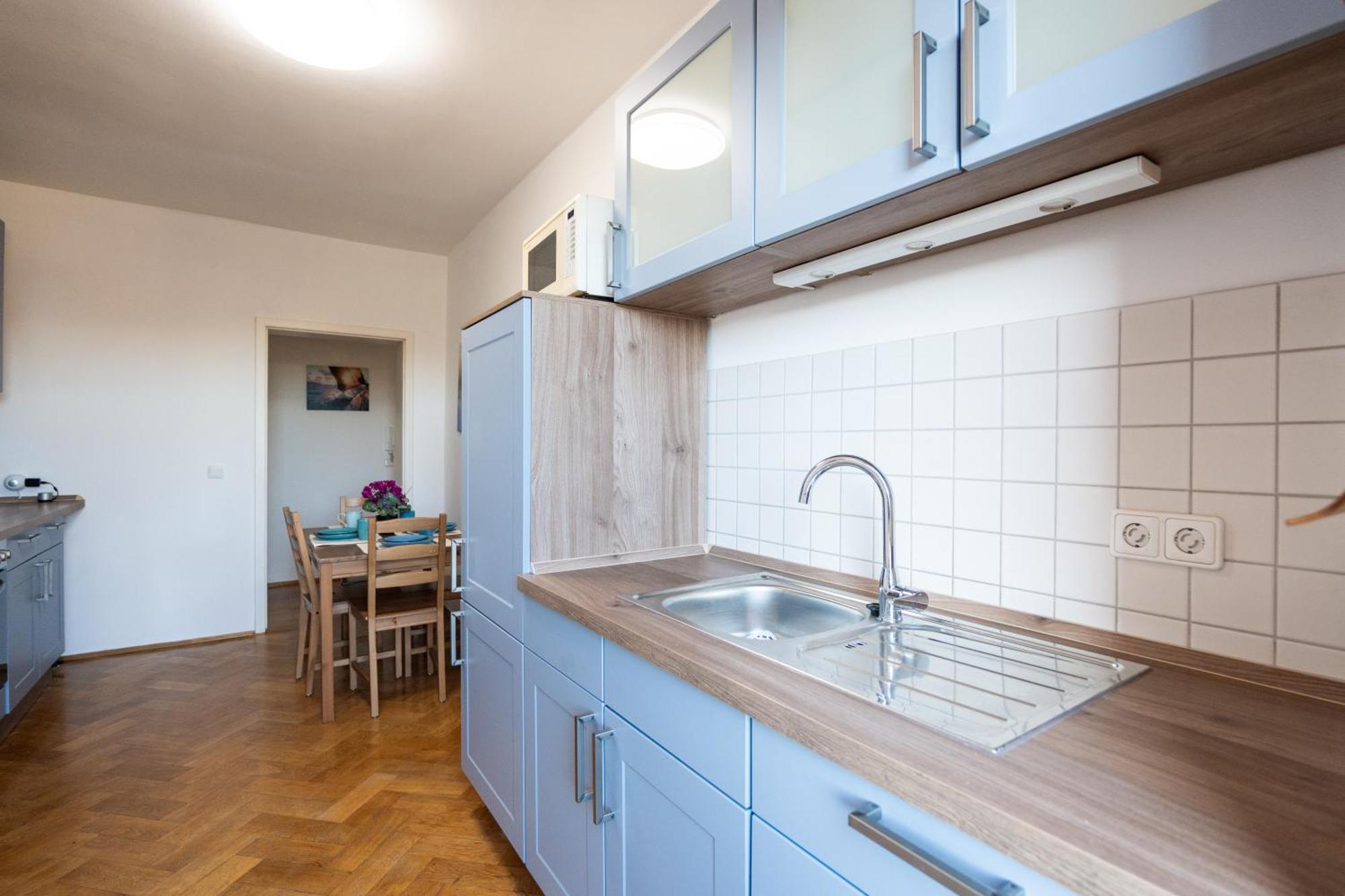 Doppelhaus- Villa Leipzig Schleussig , Moderner Altbau Apartment Dachetage Mit 2 Schlafzimmern Und Separatem Zusatzzimmer , Parkplatz - Balkon - Kamin - Eicheparkett - Arbeitsplatz Luaran gambar