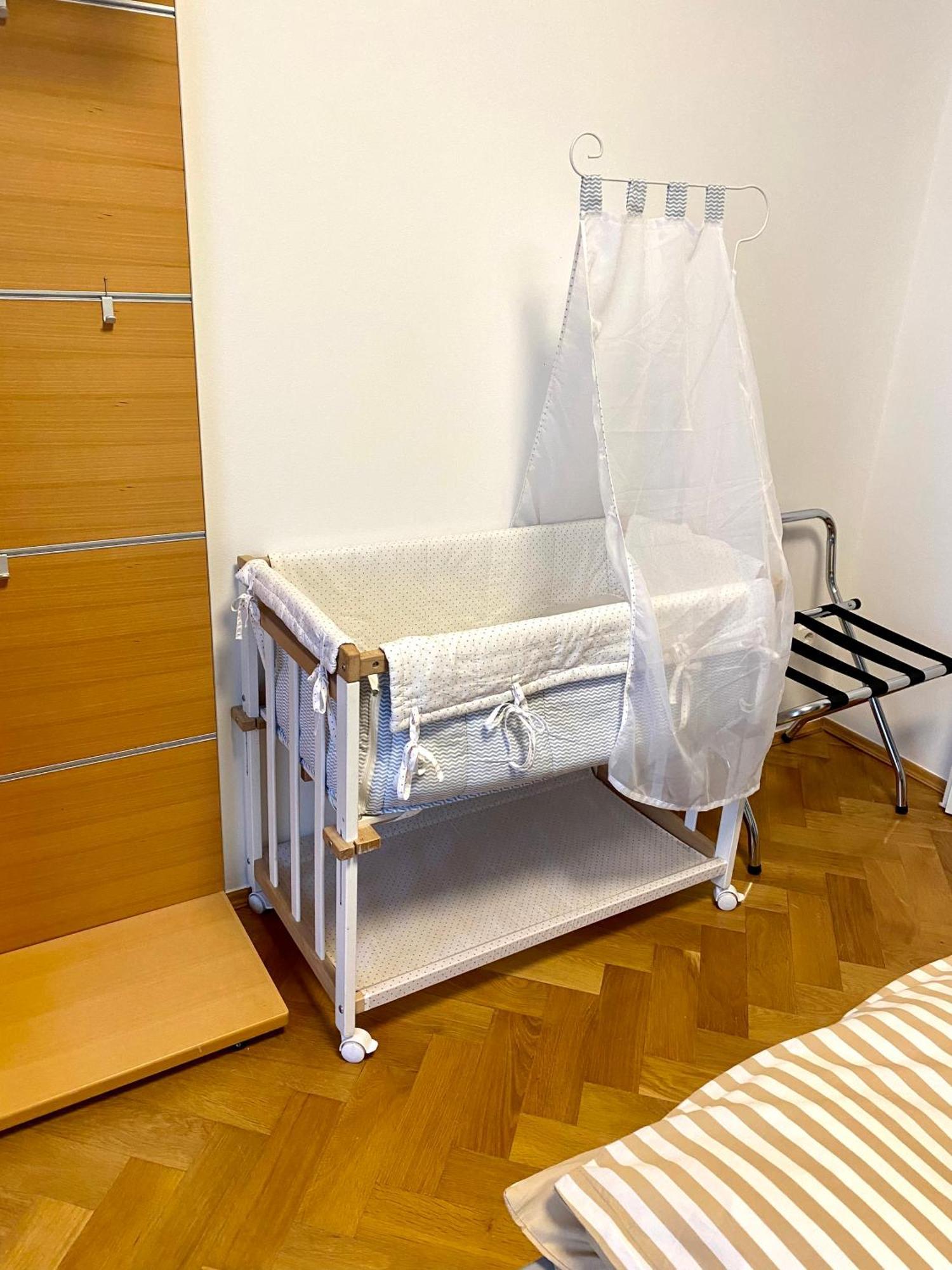 Doppelhaus- Villa Leipzig Schleussig , Moderner Altbau Apartment Dachetage Mit 2 Schlafzimmern Und Separatem Zusatzzimmer , Parkplatz - Balkon - Kamin - Eicheparkett - Arbeitsplatz Luaran gambar