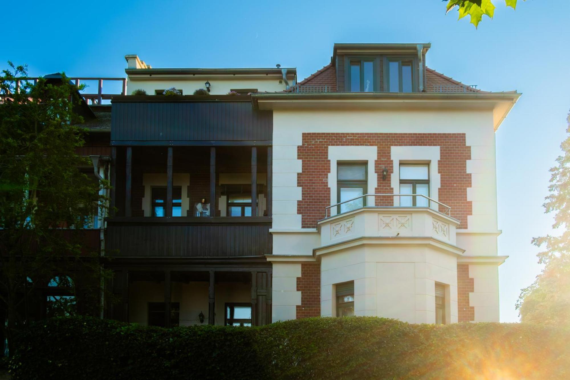 Doppelhaus- Villa Leipzig Schleussig , Moderner Altbau Apartment Dachetage Mit 2 Schlafzimmern Und Separatem Zusatzzimmer , Parkplatz - Balkon - Kamin - Eicheparkett - Arbeitsplatz Luaran gambar