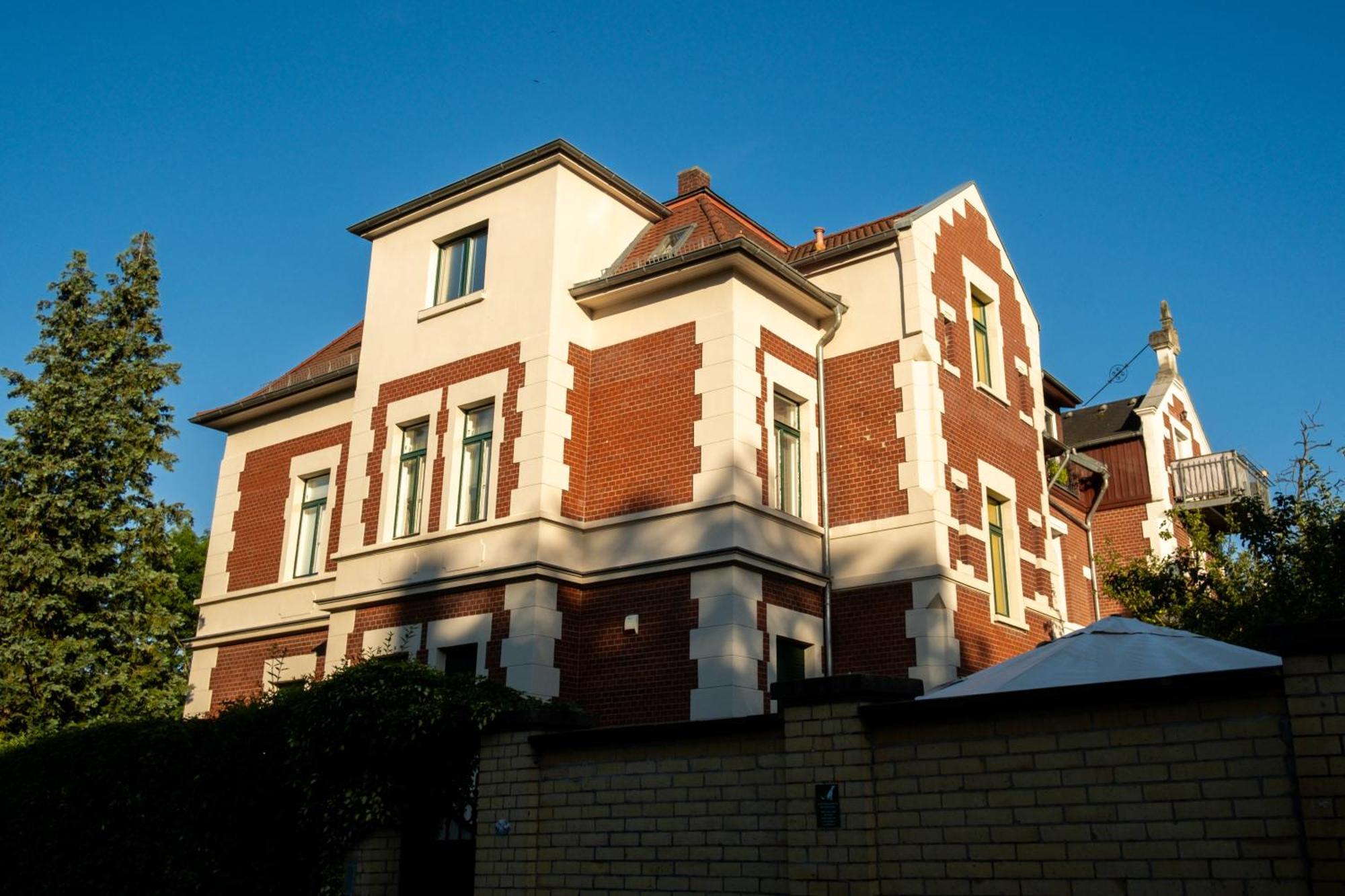 Doppelhaus- Villa Leipzig Schleussig , Moderner Altbau Apartment Dachetage Mit 2 Schlafzimmern Und Separatem Zusatzzimmer , Parkplatz - Balkon - Kamin - Eicheparkett - Arbeitsplatz Luaran gambar