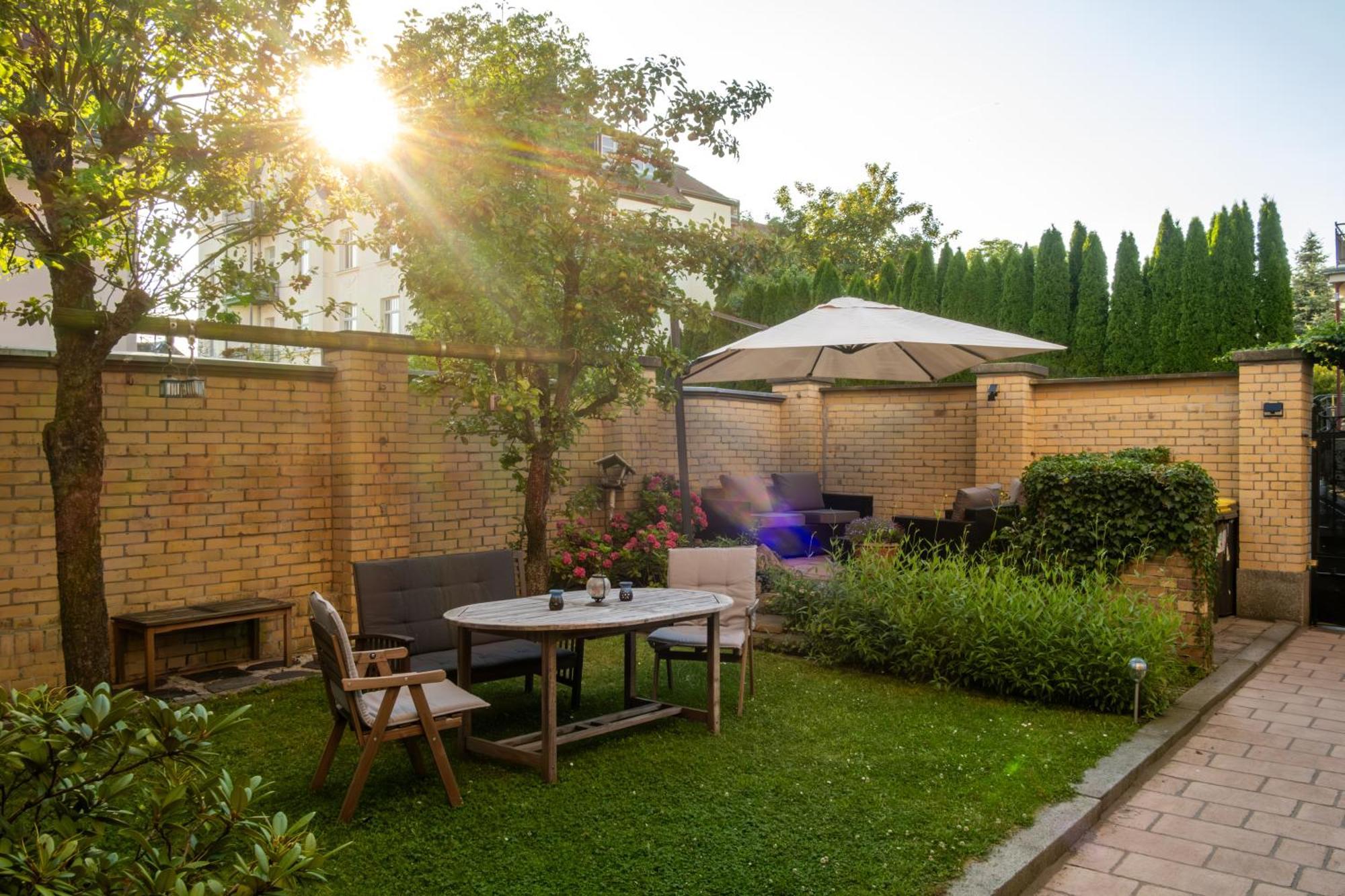 Doppelhaus- Villa Leipzig Schleussig , Moderner Altbau Apartment Dachetage Mit 2 Schlafzimmern Und Separatem Zusatzzimmer , Parkplatz - Balkon - Kamin - Eicheparkett - Arbeitsplatz Luaran gambar